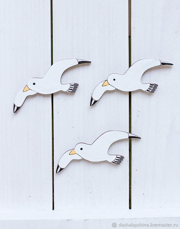 Деревянная брошь с росписью Чайка