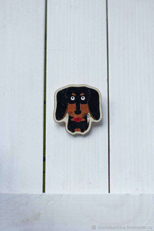 Деревянная брошь с росписью - Такса
