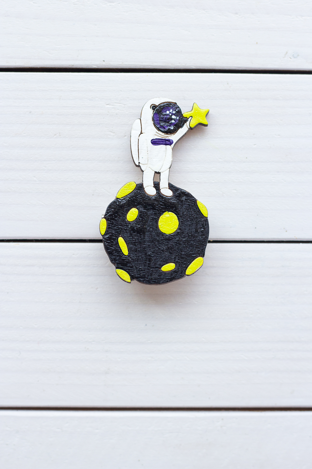 Деревянная космо-брошь - космический значок - Человек на луне