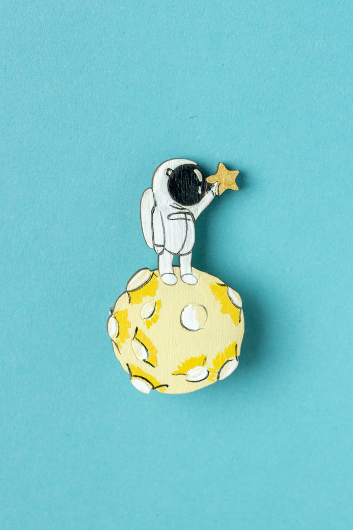 Деревянная космо-брошь - космический значок - Человек на луне
