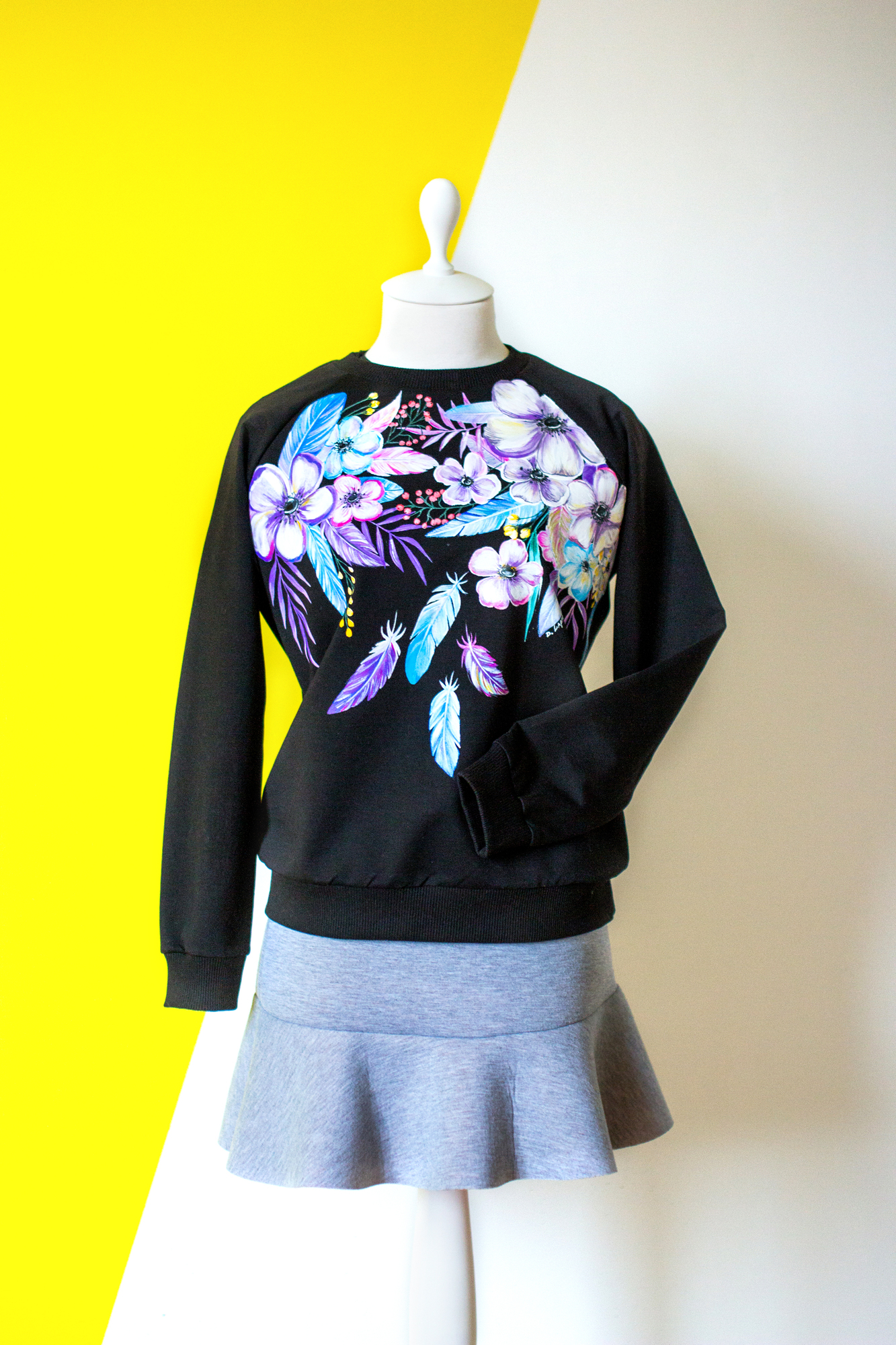 Черный женский свитшот с цветочной росписью - Anemones Secret Garden