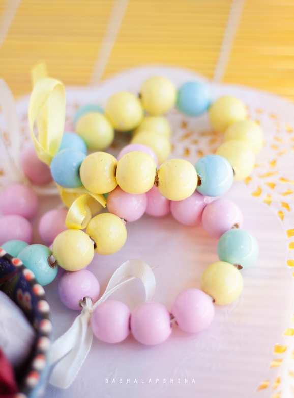 Браслет из бусин "Карамельки"