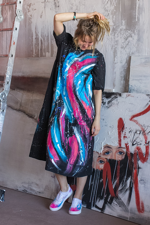 Черное свободное платье с абстрактной росписью - Арт