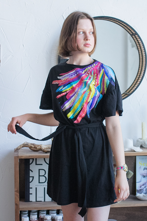 Чёрное короткое платье с яркой росписью - Абстракция