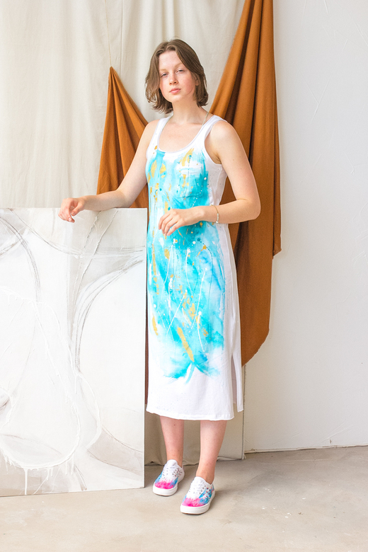 Длинное белое платье с голубой росписью - М.о.р.е.