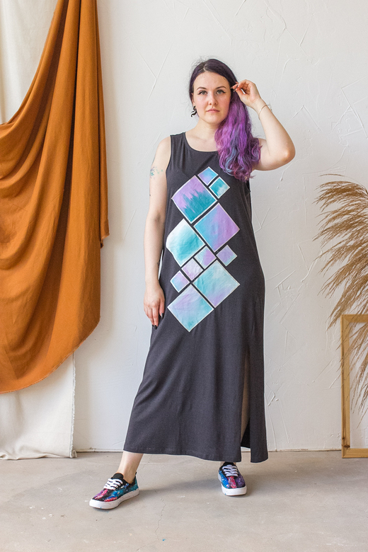 Длинное тёмно-серое платье с разрезом и росписью - Северное сияние