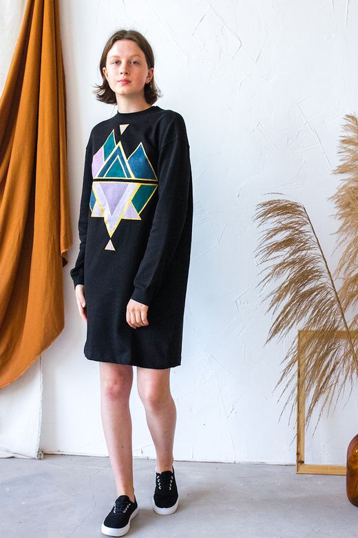 Чёрное короткое платье-свитшот с ручной росписью - Абстрактные горы