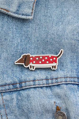 Деревянная брошь с росписью - Такса в одеялке