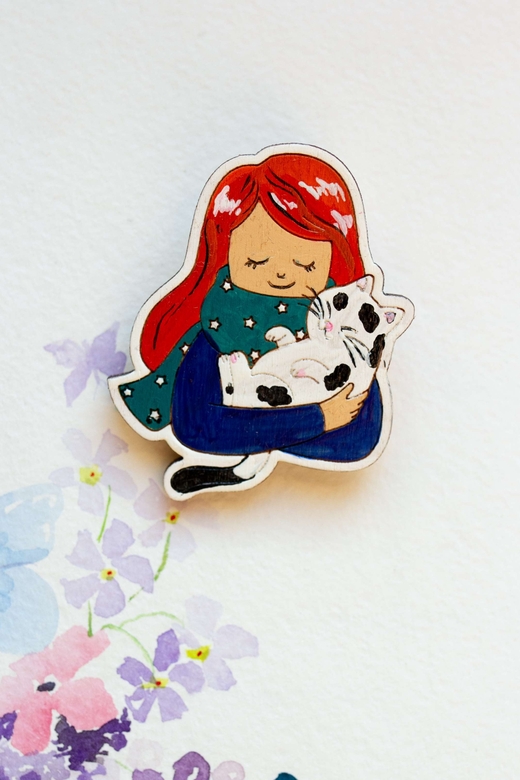 Деревянная брошь с росписью - Рыжая девочка. Белый кот