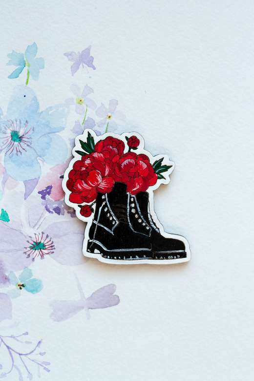 Деревянная брошь с росписью - Ботинки с цветами