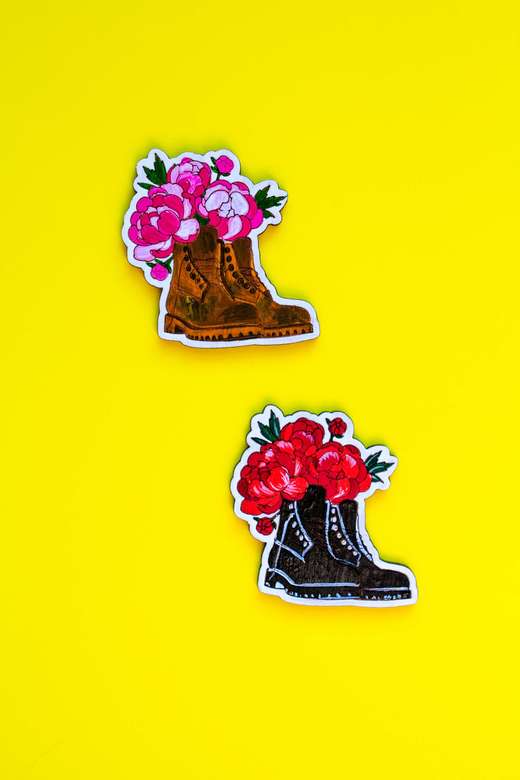 Деревянная брошь с росписью - Ботинки с цветами