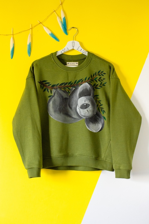 Хаки свитшот с росписью - Спящая коала