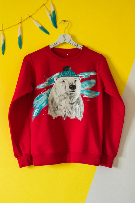 Красный свитшот с росписью - Белый мишка в шапке