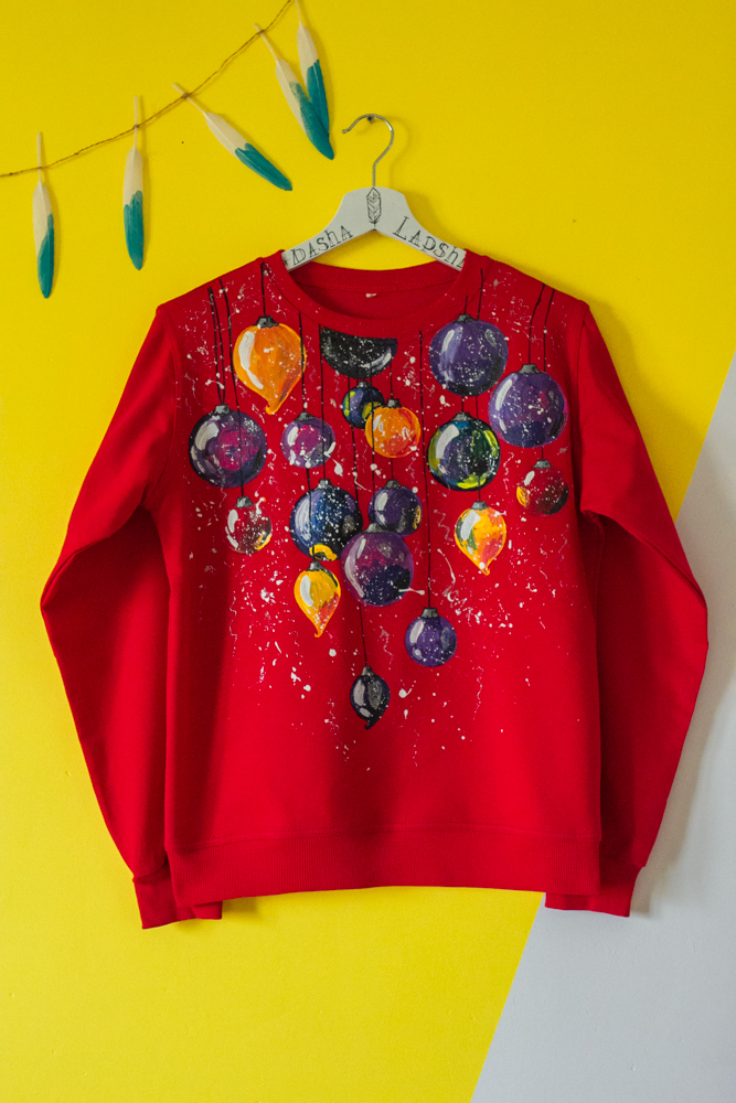 Красный свитшот с росписью - Новый Год близко