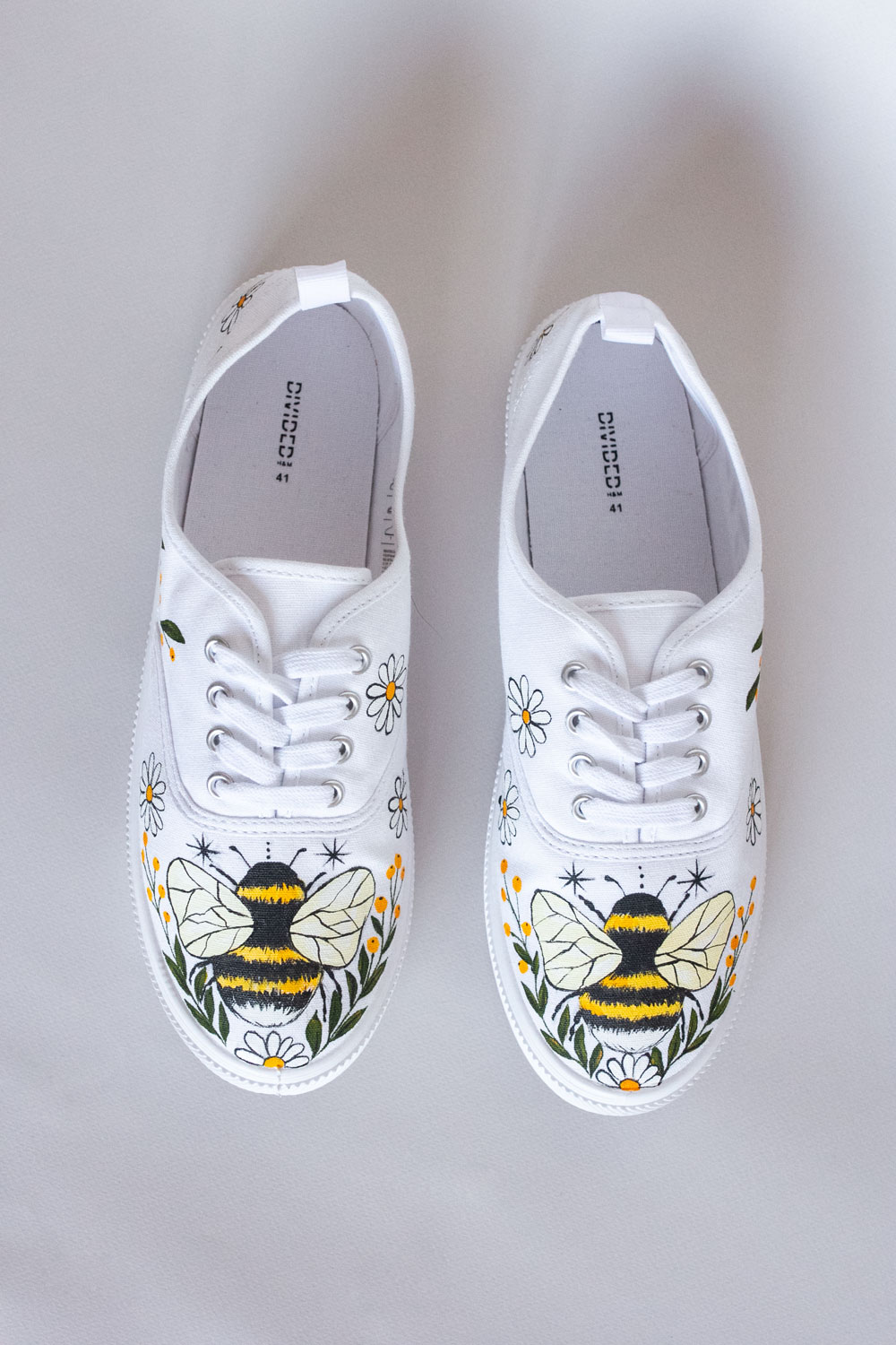 Белые кеды с росписью - Пчёлы