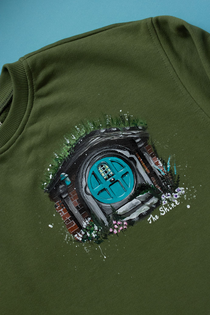 Хаки свитшот с росписью - Домик хоббита из Властелина Колец