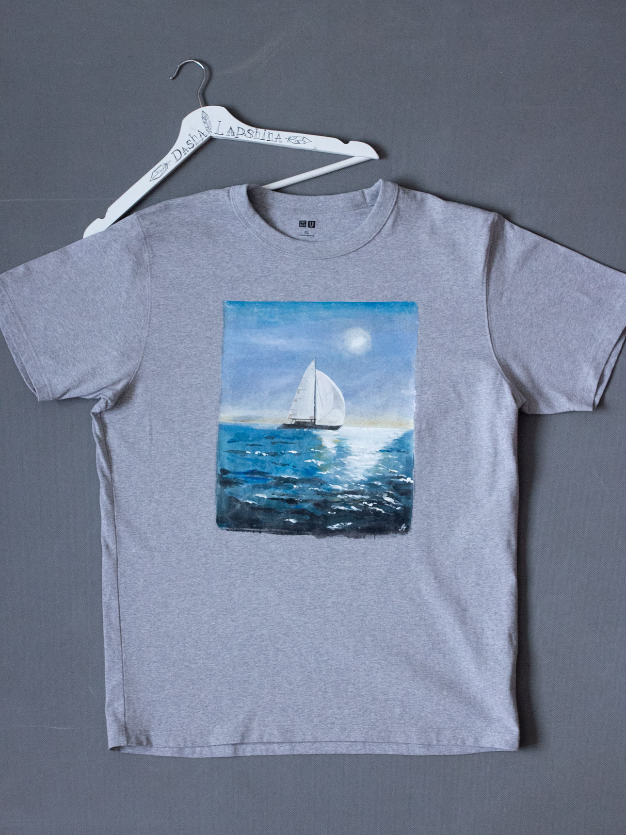 Морская футболка с Парусник в море