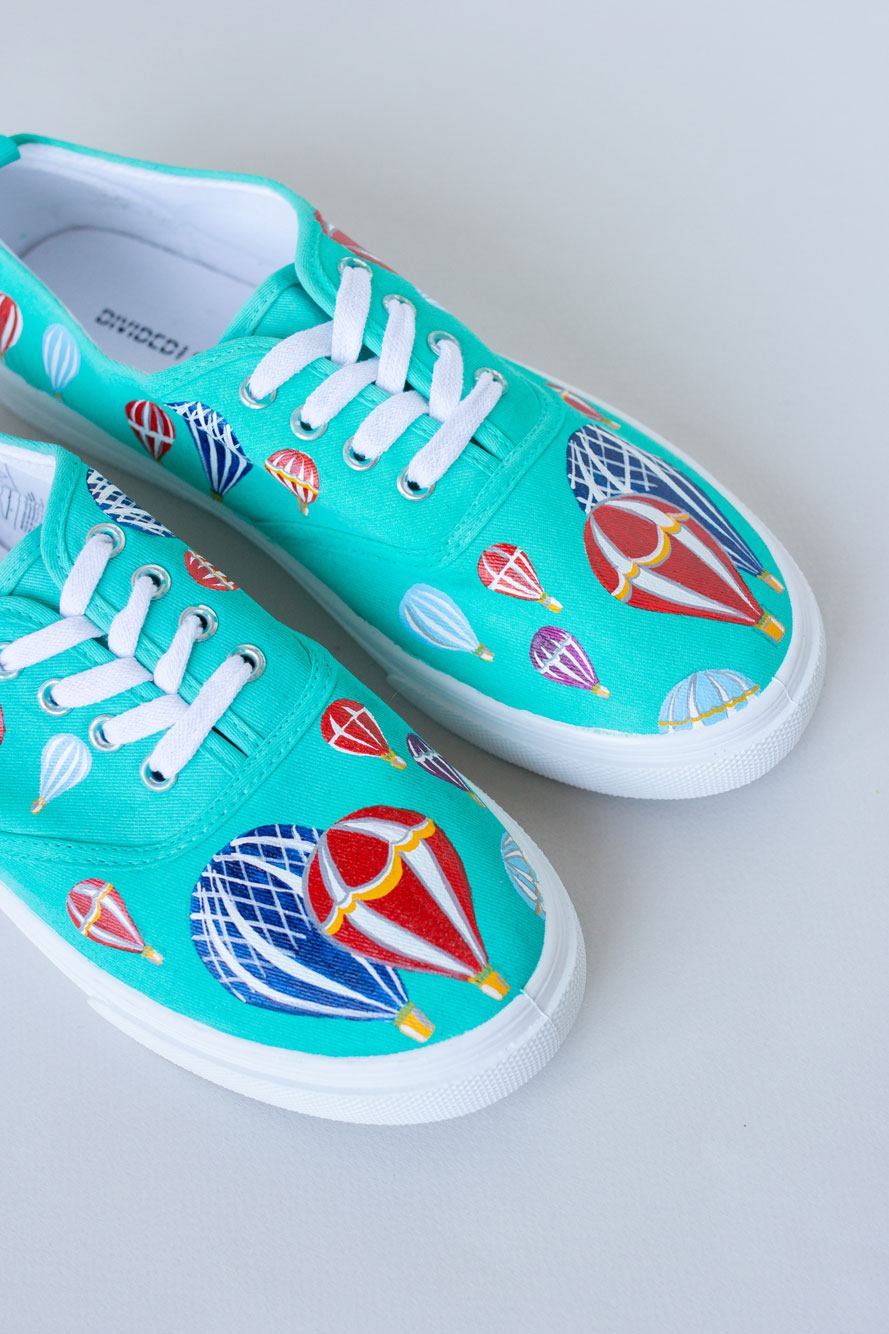 Бирюзовые кеды с росписью - Воздушные шары в небе