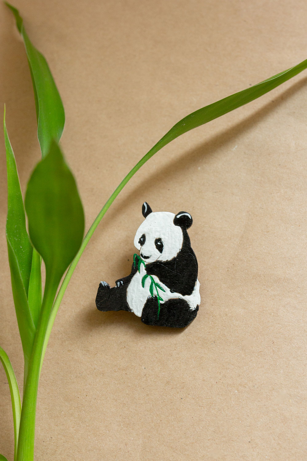 Деревянная брошь - Панда и бамбук