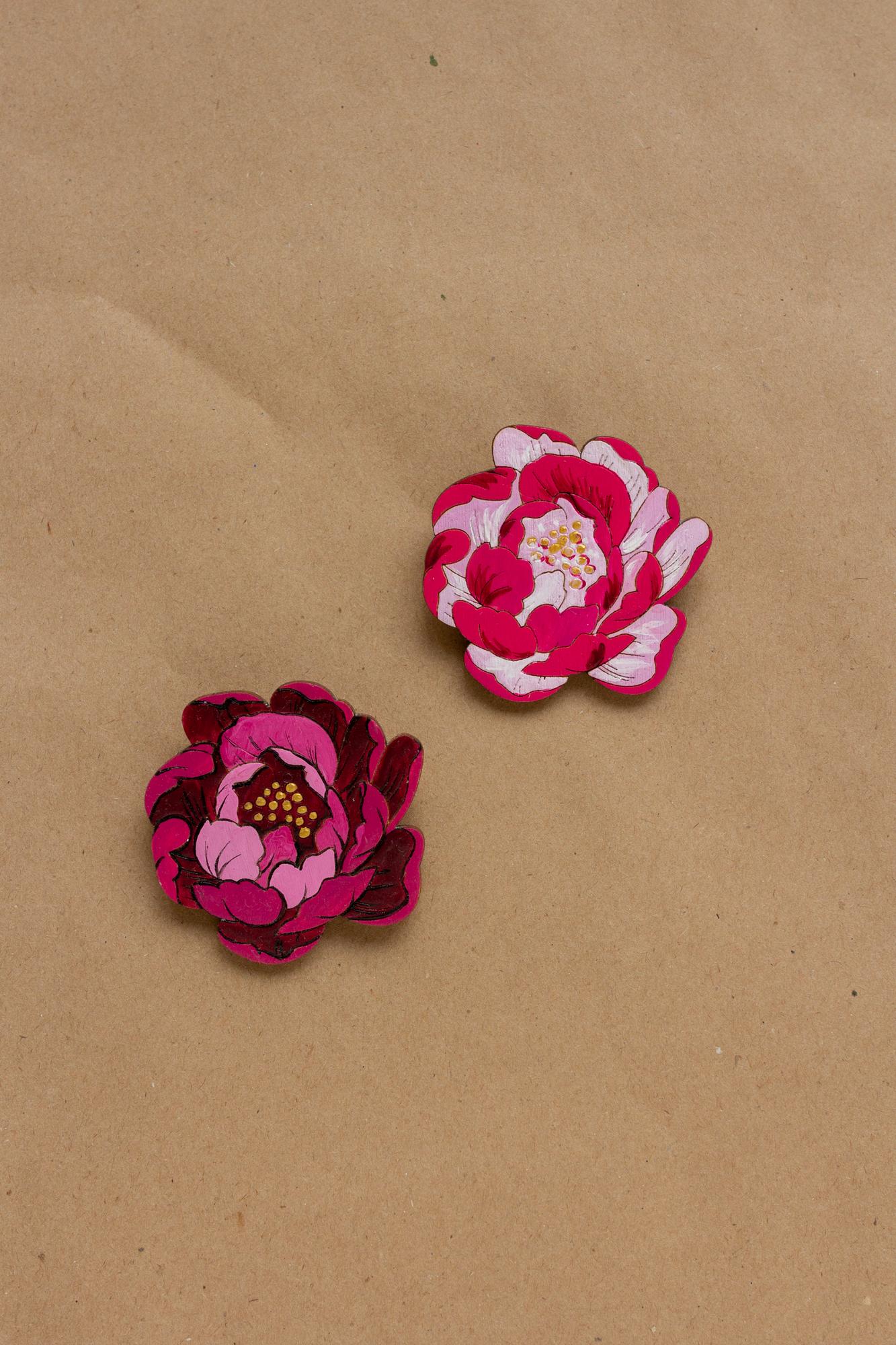 Деревянная брошь - Пион