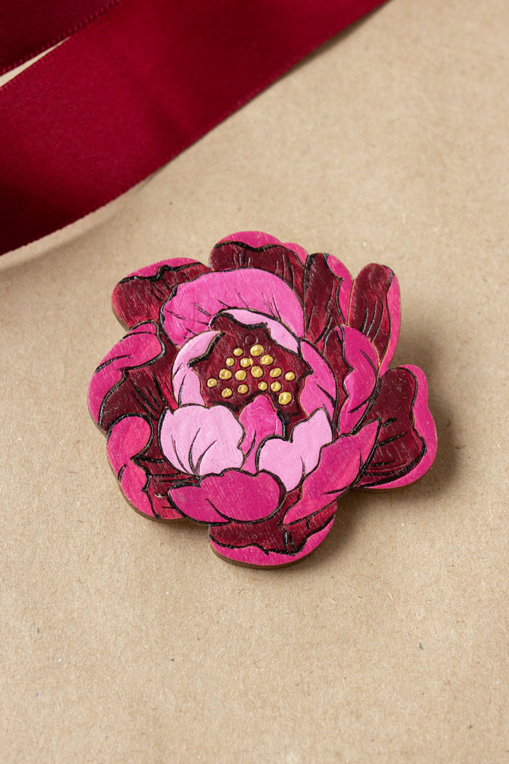 Деревянная брошь - Пион