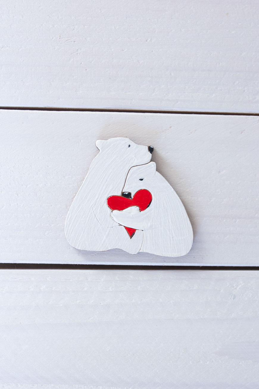 Деревянная брошь - Белые медведи