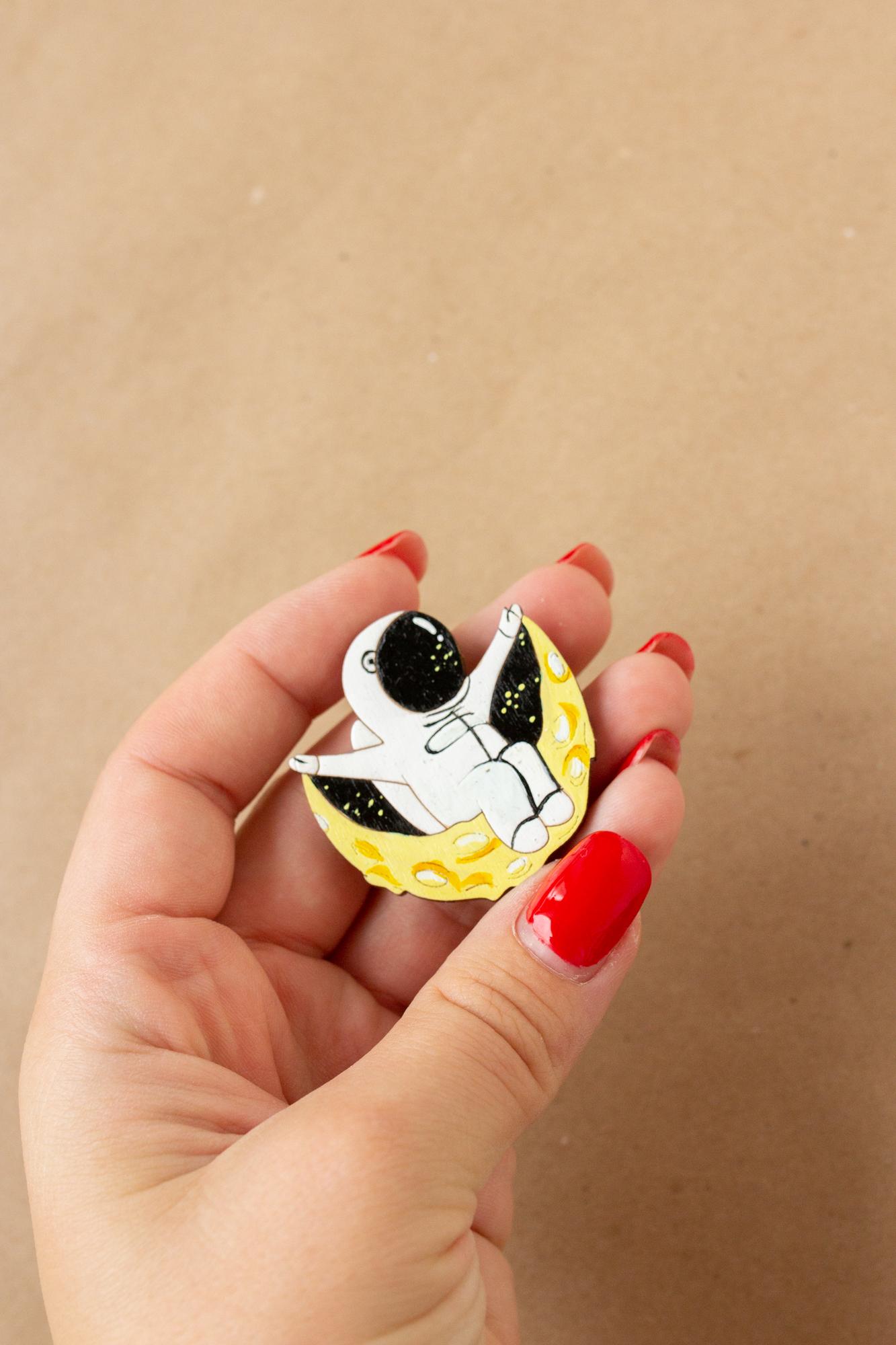 Деревянная космо-брошь - Космонавт на луне