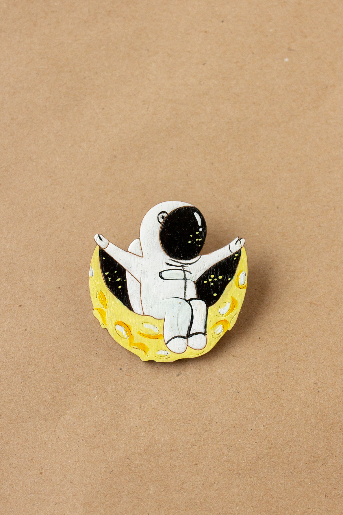 Деревянная космо-брошь - Космонавт на луне