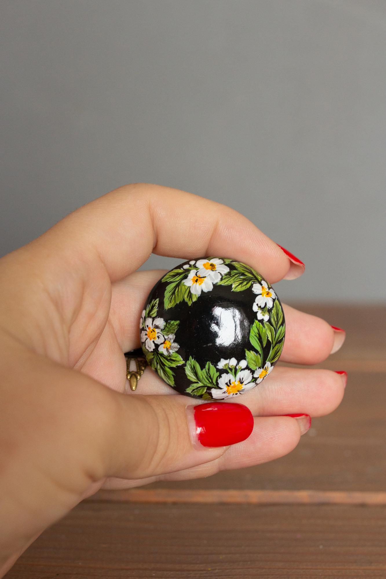 Деревянная брошь - Цветущая клубника