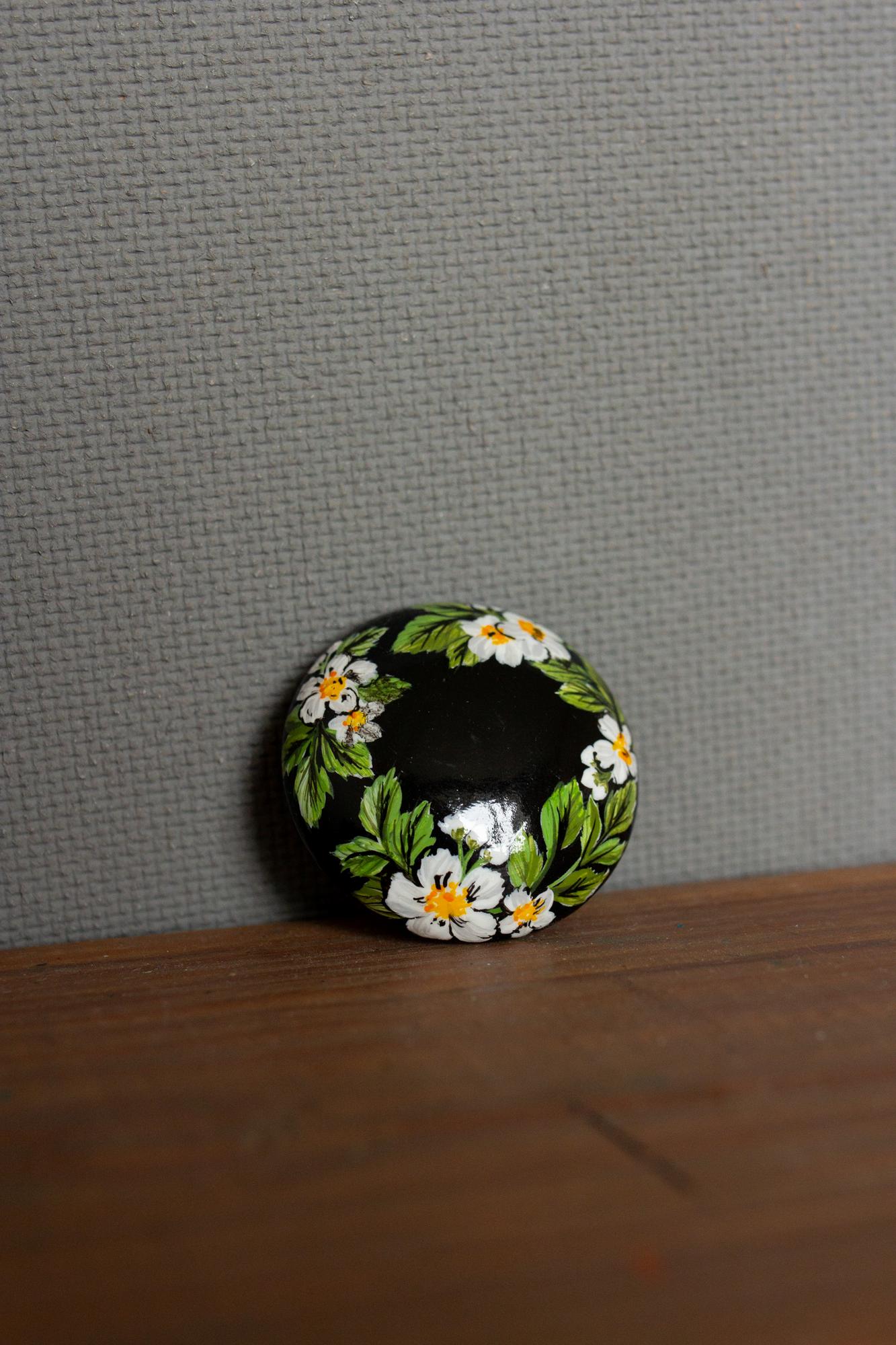 Деревянная брошь - Цветущая клубника