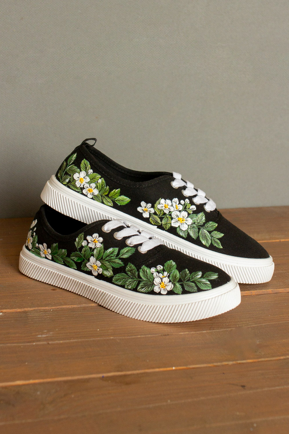 Чёрные кеды с росписью - Цветущая клубника