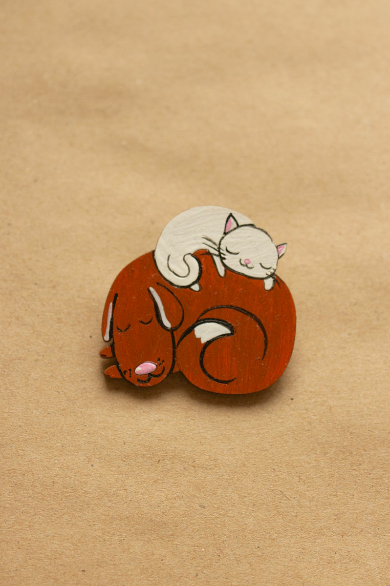 Деревянная брошь с росписью - Пёс и кот
