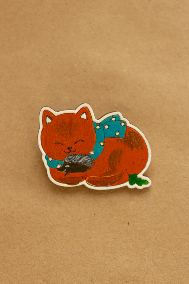 Деревянная брошь с росписью - Котик с ежом