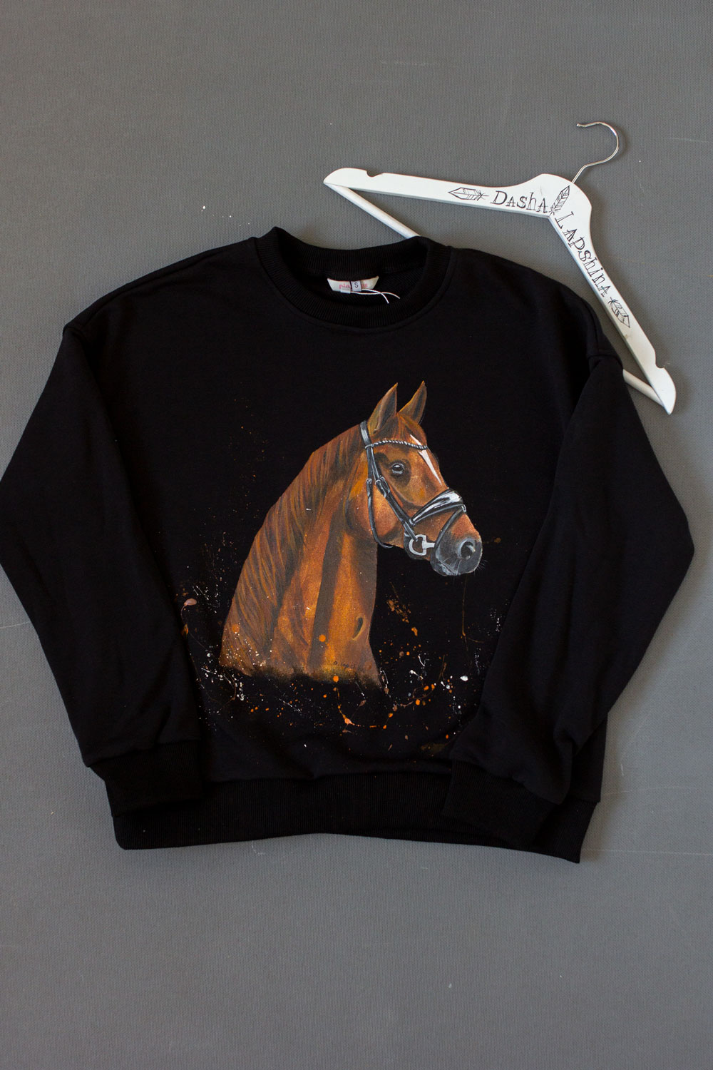 Черный свитшот с росписью - Конь