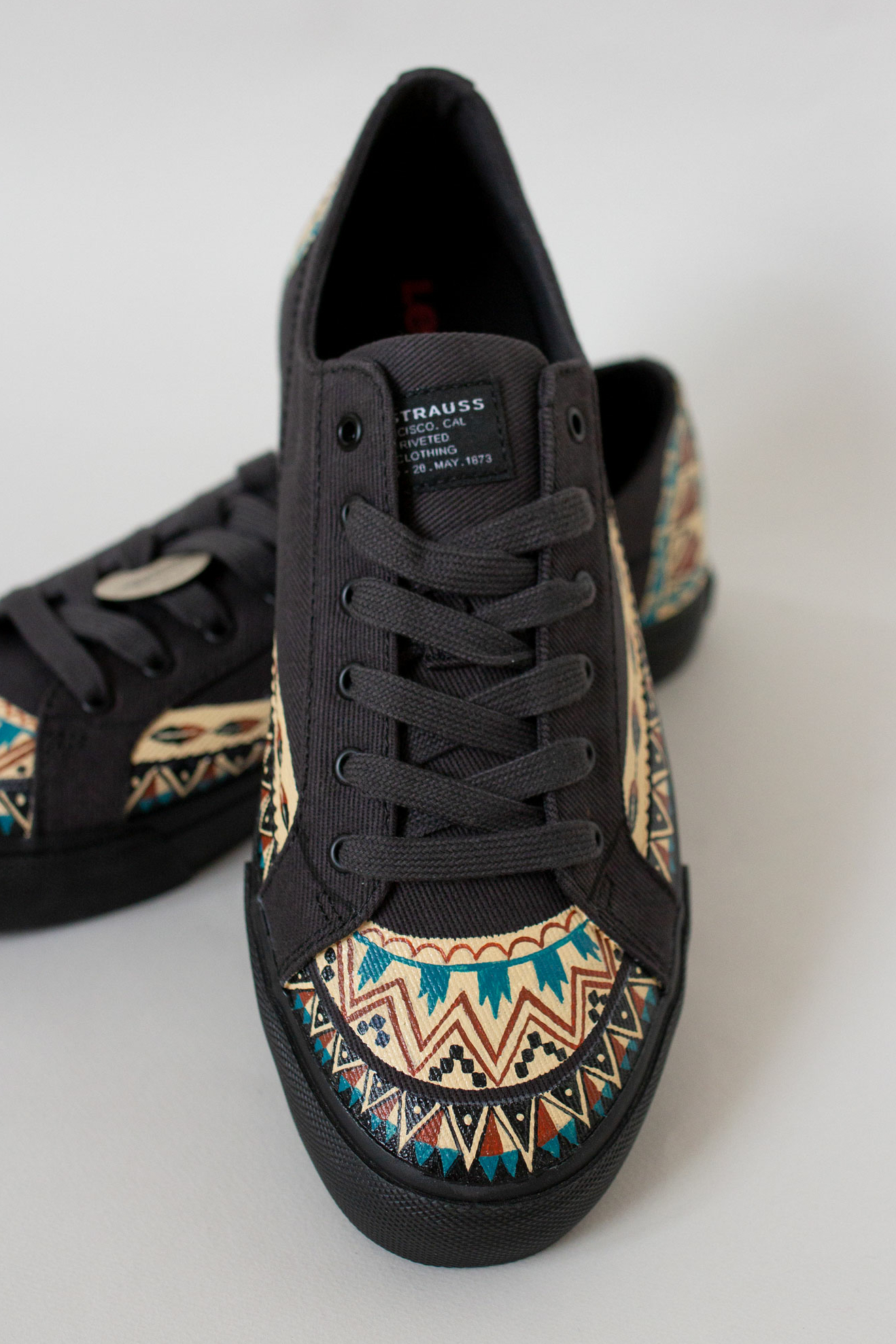 Чёрные кеды с росписью орнаментом - Native