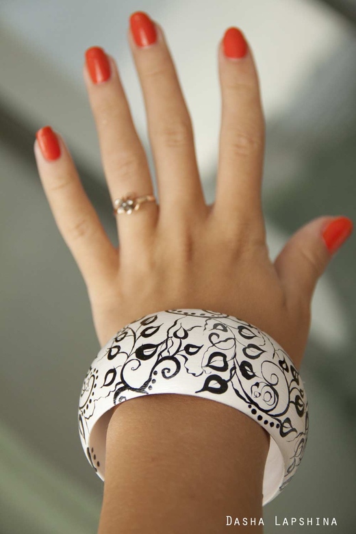 Деревянный браслет с росписью "Черные листья"