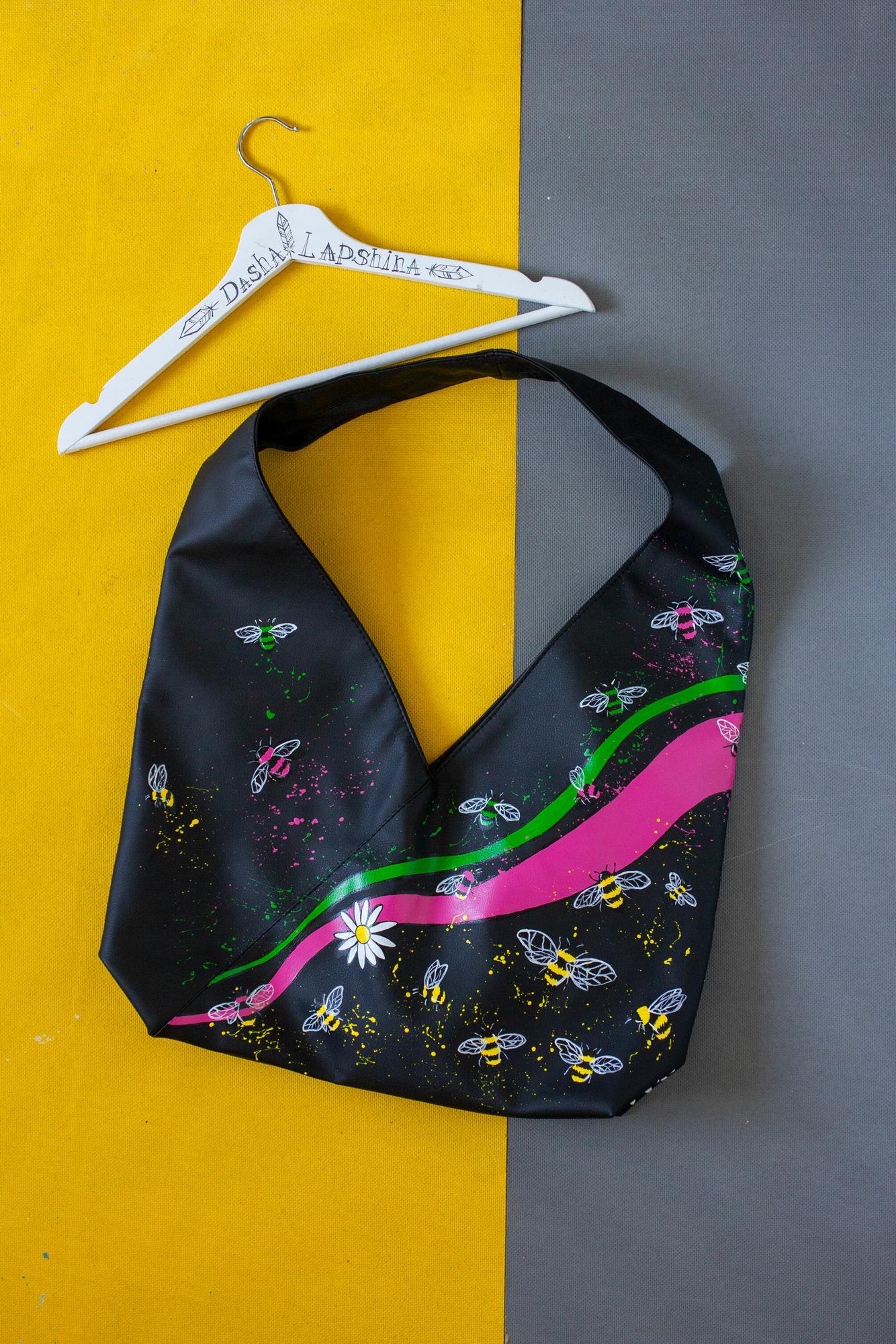 Сумка - шоппер чёрная из экокожи с росписью - Шмели