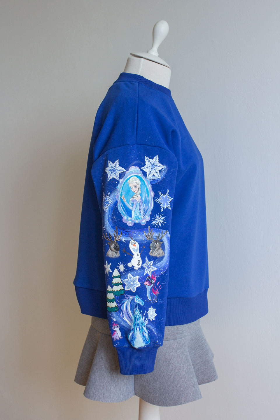 Свитшот - Холодное сердце, ручная роспись на рукавах Frozen