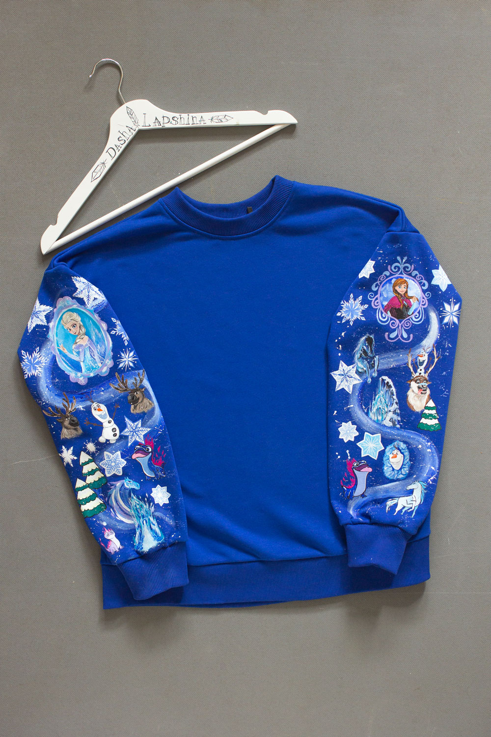 Свитшот - Холодное сердце, ручная роспись на рукавах Frozen