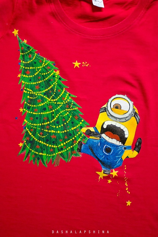 Женская Футболка с росписью - Миньон против Нового Года