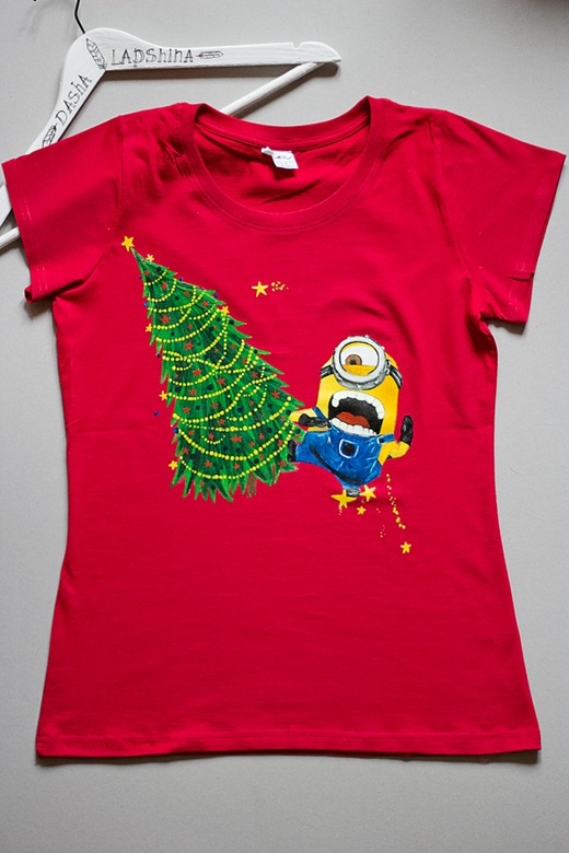 Женская Футболка с росписью - Миньон против Нового Года