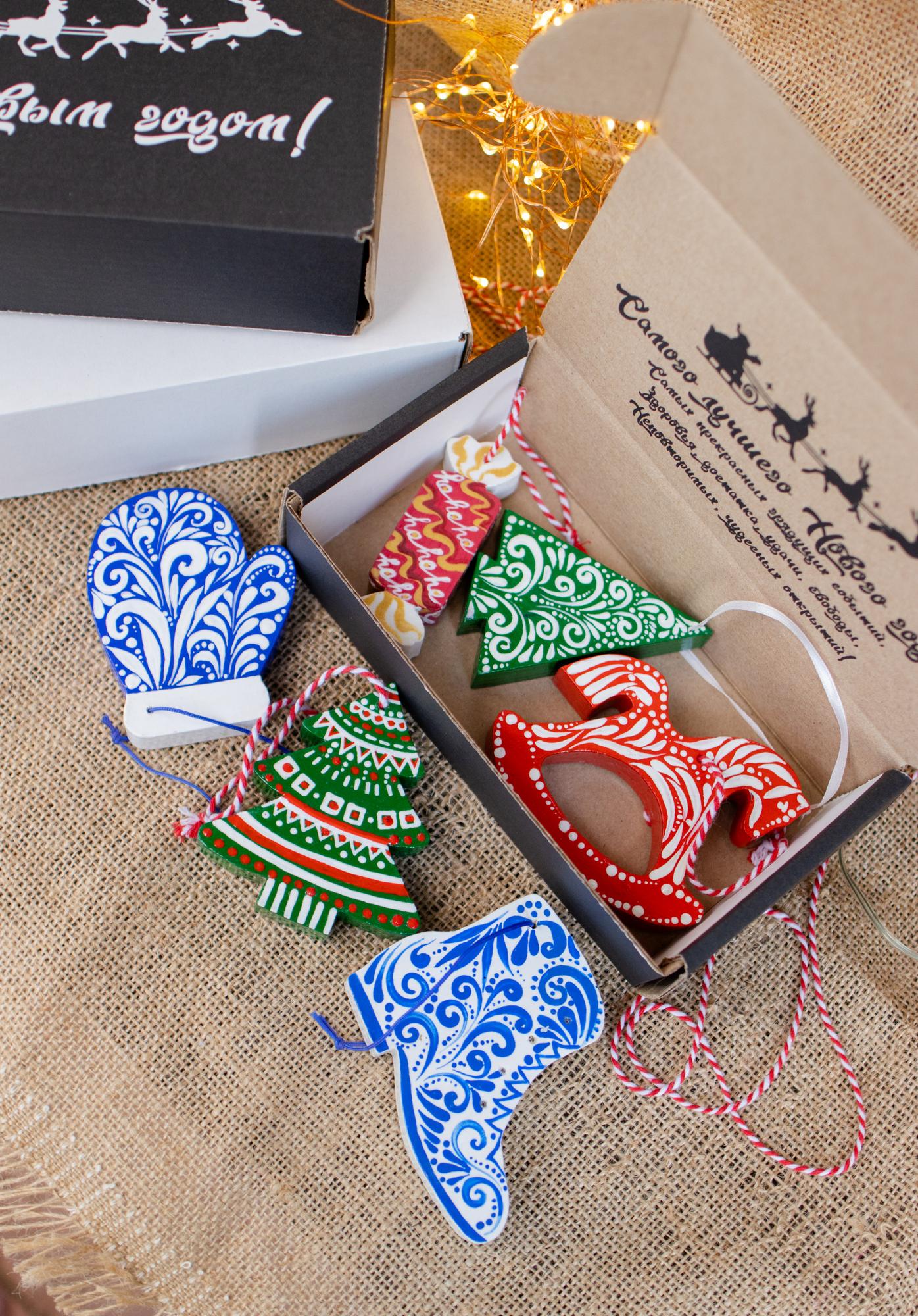 Ёлочные игрушки из дерева с росписью - Конёк, Ёлка, Варежка, Сапожок, Конфета