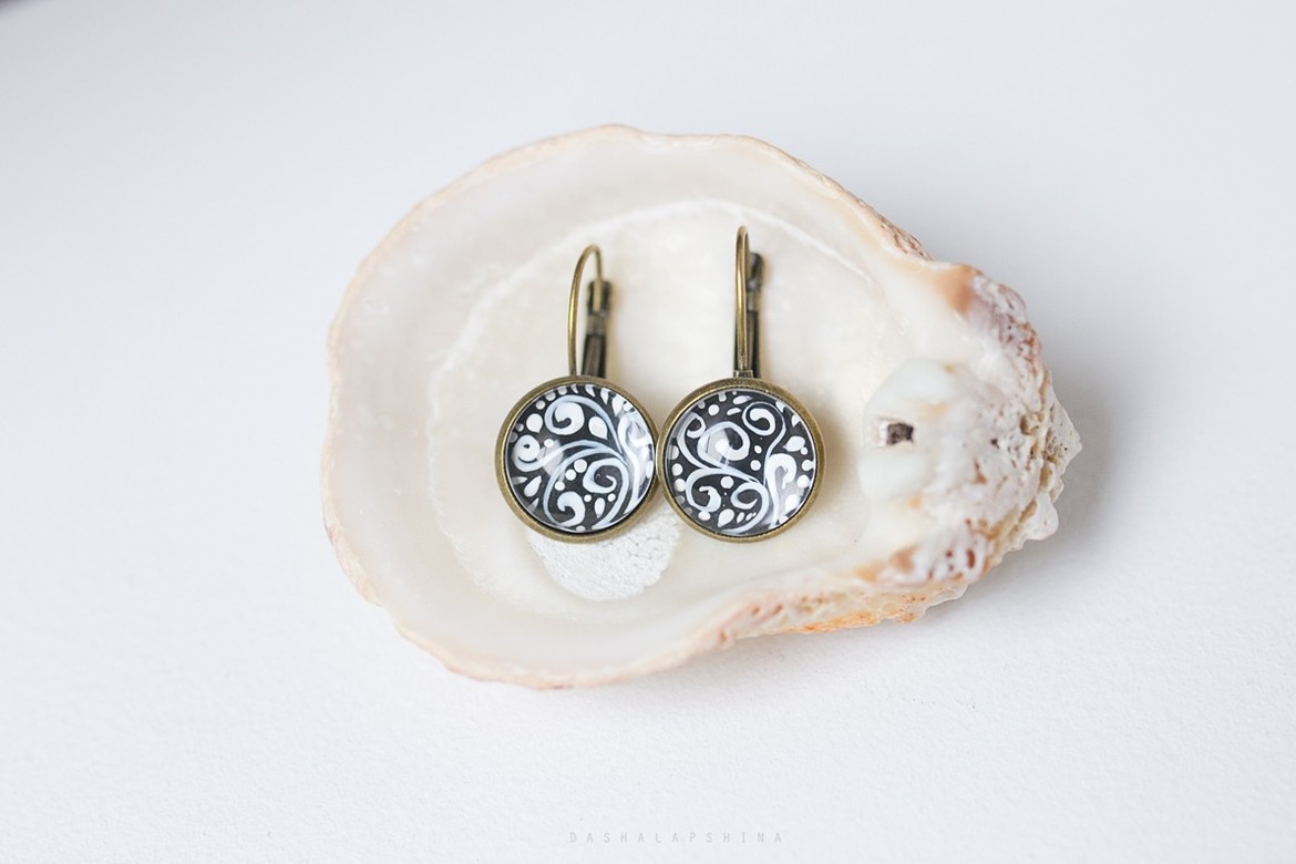 Металлические серьги с белым узором