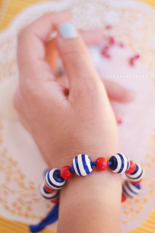 Деревянный браслет из бусин "Полосатое море"