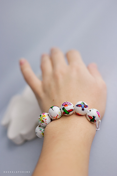 Деревянный браслет из бусин "Fantastic colibri"