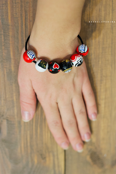 Деревянный браслет из бусин - Алиса в Стране Чудес