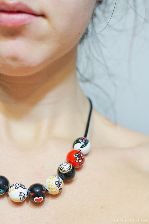 Деревянные бусы - Алиса в Стране Чудес