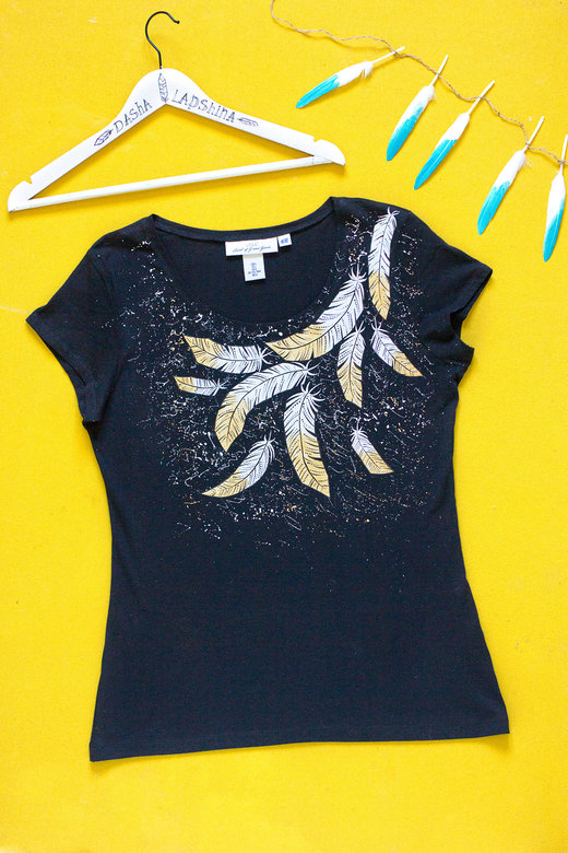 Футболка с росписью "Сказочные перья"