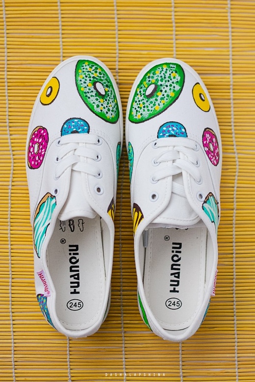 Кеды с росписью Donuts Universe