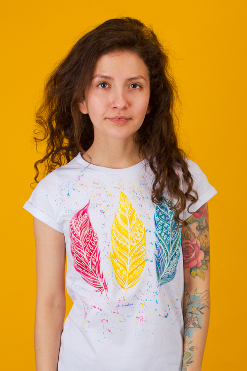 Женская Футболка с росписью - Magic feathers